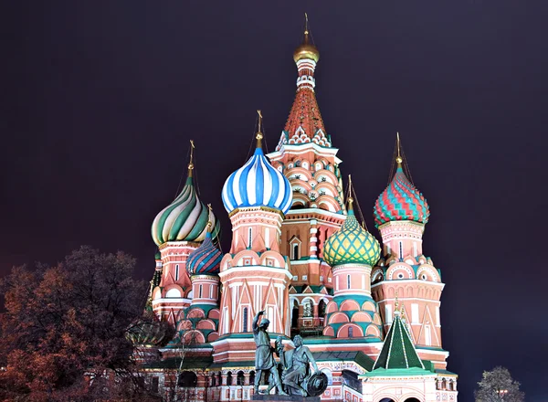 Catedral de Basilio Beato y el Kremlin de Moscú por la noche —  Fotos de Stock