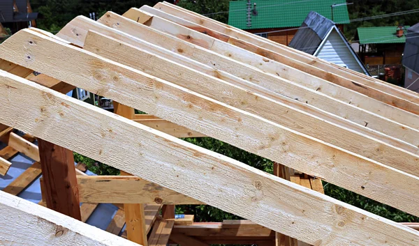 Instalación de vigas de madera en la construcción —  Fotos de Stock