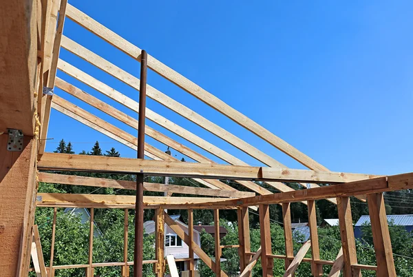 Einbau von Holzbalken beim Bau des Dachstuhls — Stockfoto