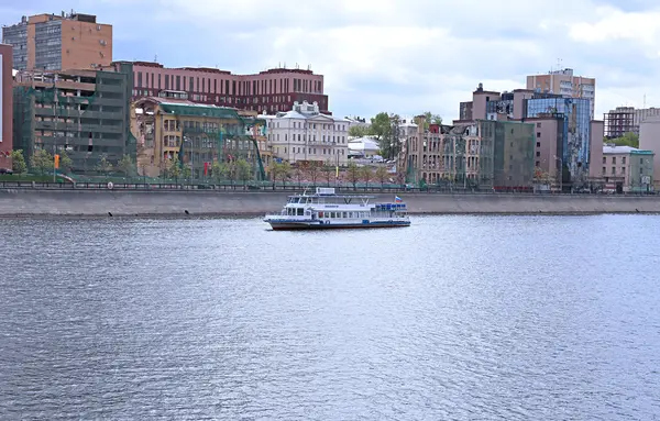 Voile Waterbus le long de la rivière Moscou — Photo