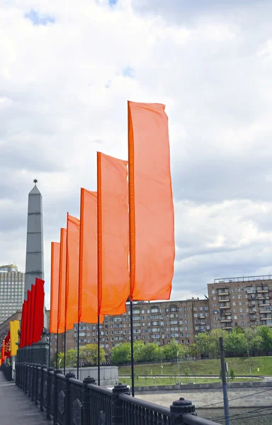 Färgglada festliga flaggor under en semester — Stockfoto