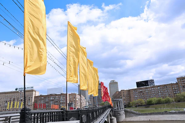 Färgglada festliga flaggor under en semester — Stockfoto