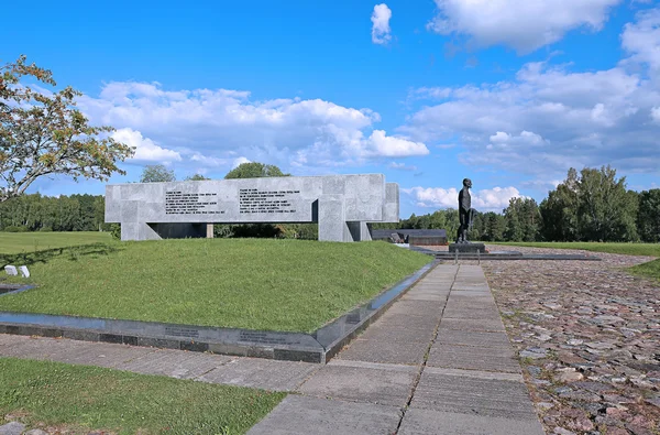 Corona di memoria sopra la fossa comune nel complesso commemorativo Khatyn — Foto Stock