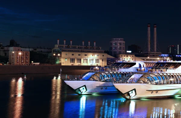 Яхты удовольствия для туристов на реке Москва ночью — стоковое фото