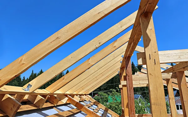 Installazione di travi di legno all'atto di costruzione il sistema di capriata di tetto — Foto Stock