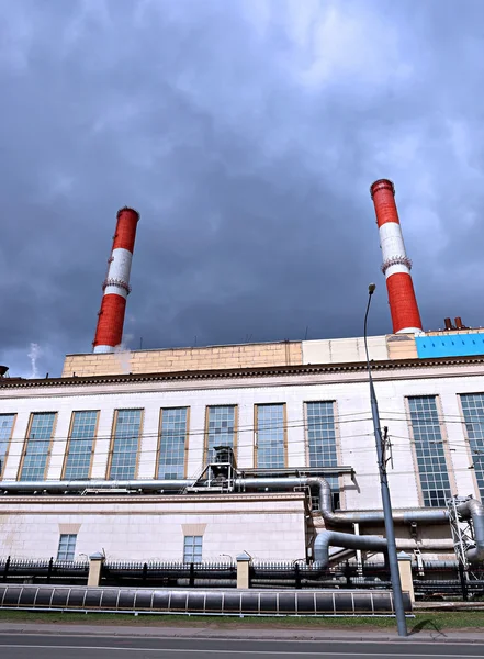 Industrierohre heizen Elektrizitätswerk — Stockfoto