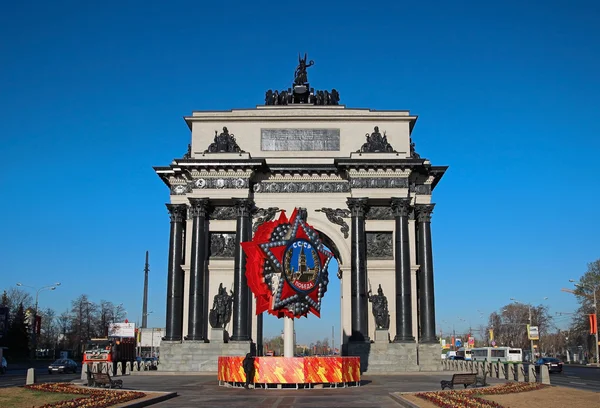 Festligt dekorerade triumfbåge i Moskva — Stockfoto