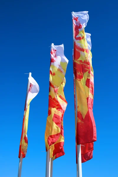 Mångfärgade festliga flaggor under en semester — Stockfoto