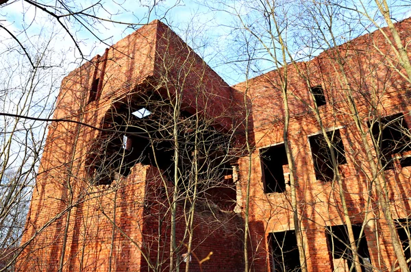 Budova po srážce Dělostřeleckého granátu — Stock fotografie