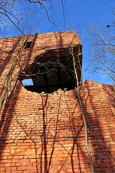 Budova po srážce Dělostřeleckého granátu — Stock fotografie