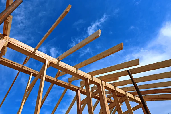 安装的木梁在施工屋顶桁架系统 — 图库照片