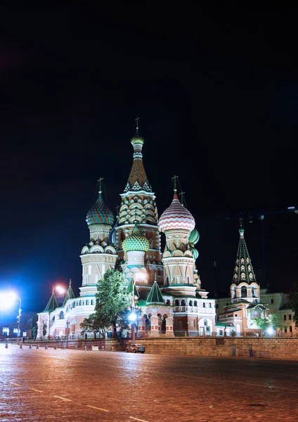 Basilikum-Kathedrale gesegnet und Moskauer Kreml bei Nacht — Stockfoto