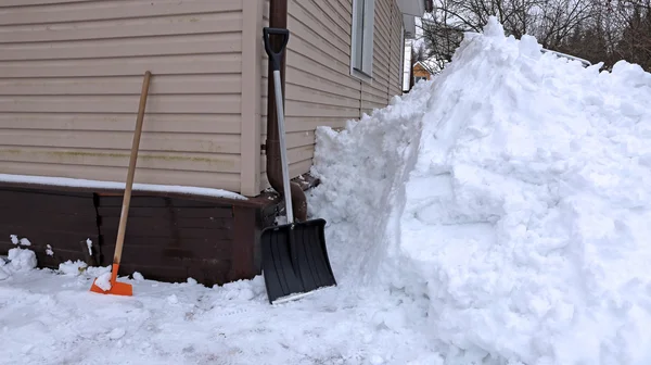 雪の中のショベル — ストック写真