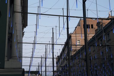 Bolshaya Dmitrovka sokakta şenlikli Noel aydınlatma