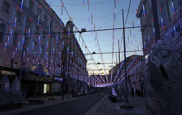 Festliche Illumination auf der Straße bolschaja dmitrowka in Moskau — Stockfoto