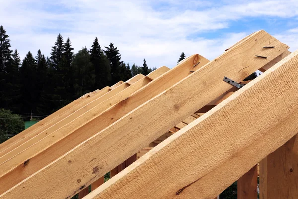 Montage von Holzbalken beim Bau des Fachwerkhauses — Stockfoto