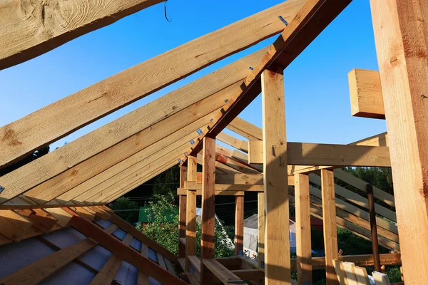 La instalación de las vigas de madera a la construcción de la casa de armazón —  Fotos de Stock