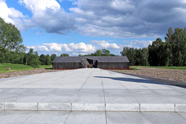 Coroa de memória sobre a vala comum no complexo memorial Khatyn — Fotografia de Stock