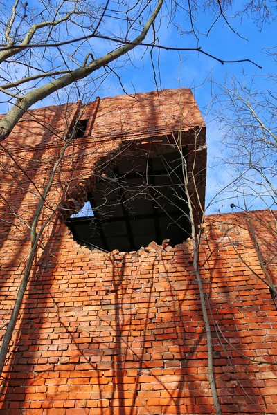 Bâtiment après avoir été touché par un obus d'artillerie — Photo