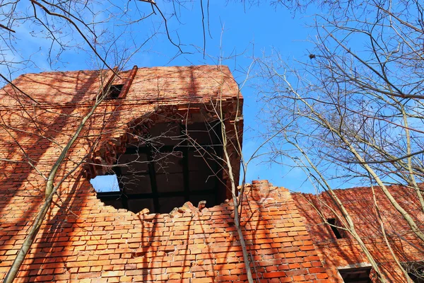 Budova po srážce dělostřeleckého granátu — Stock fotografie