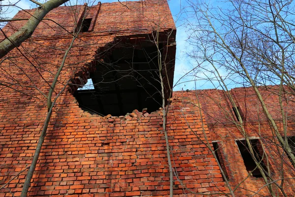 Budova po srážce dělostřeleckého granátu — Stock fotografie