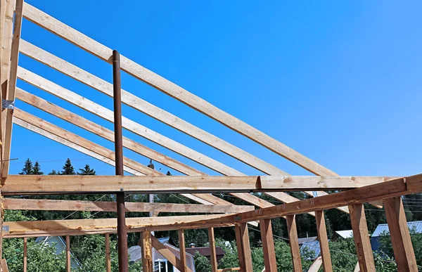 Installation de poutres en bois à la construction du système de treillis de toit — Photo