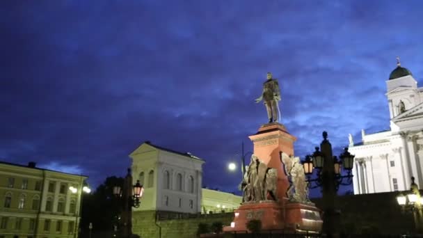 Monument voor Russisch tsaar Alexander Ii op het Senaatsplein in Helsinki — Stockvideo
