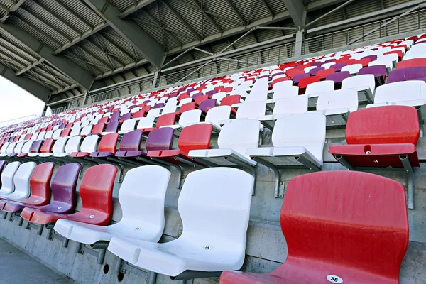 Veelkleurige stoelen op het stadion — Stockfoto