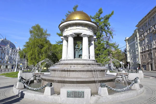 El monumento a Alexander Pushkin y Natalia Goncharova en Mosc — Foto de Stock