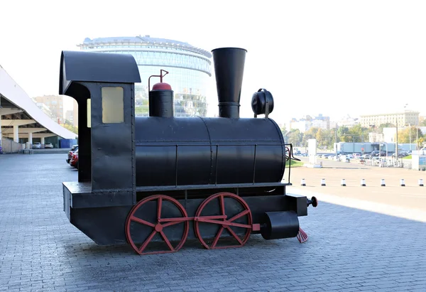 Model of the old locomotive on the streets of Moscow — Stock Photo, Image