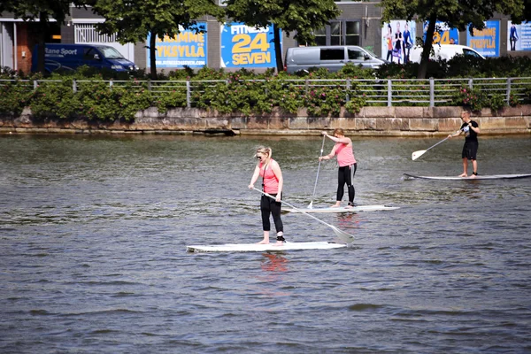 Pessoas envolvidas Stand Up Paddleboard — Fotografia de Stock