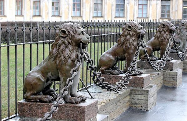 Several statues of bronze lions along the fence — Stock Photo, Image