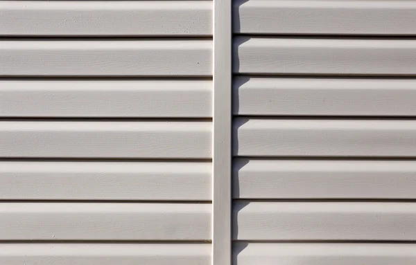 Installation an der Fassade des Hauses Platten beige Vinyl-Abstellgleis — Stockfoto