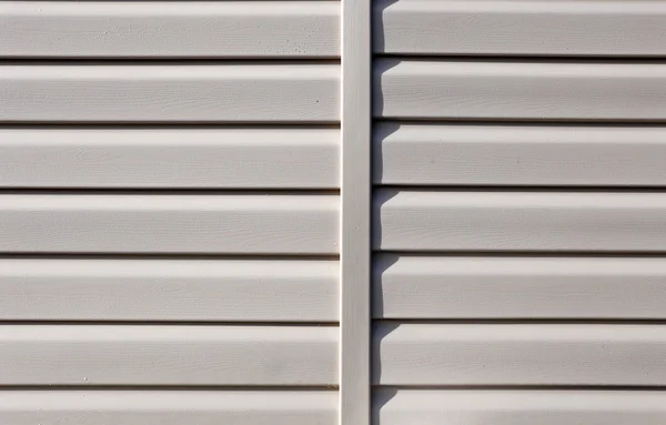 Bej vinil siding yüklemesinde evin cephe panelleri