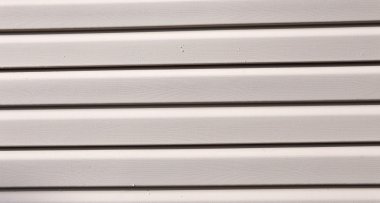 Cephe panelleri bej vinil siding üzerinde yükleme