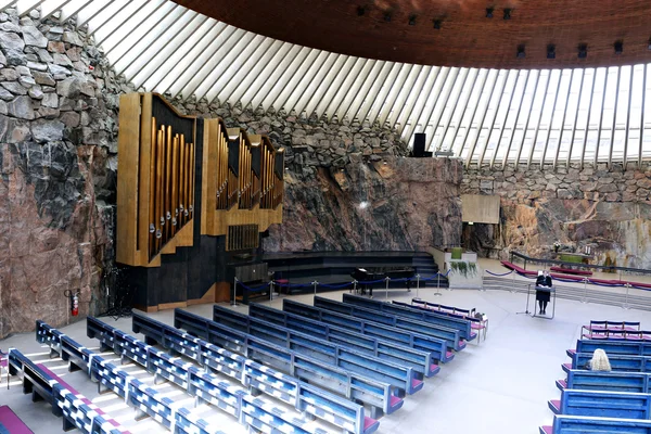 O interior da igreja na rocha (Temppeliaukio) em Helsínquia — Fotografia de Stock