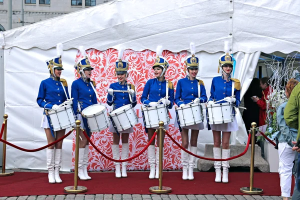 Das Team russischer Trommlerinnen auf dem Marktplatz — Stockfoto