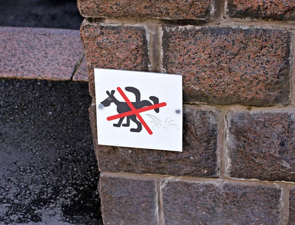 Знак на стене, что означает, что запрещенные собаки мочатся в Хельсинки — стоковое фото