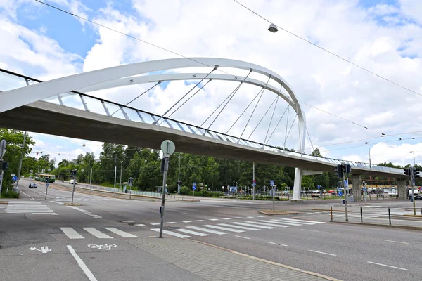 Puente por cable cruzando la calle en Helsinki —  Fotos de Stock