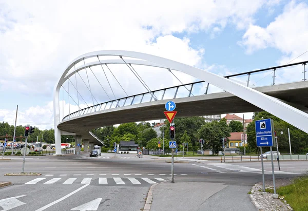 Ponte de cabo do outro lado da rua em Helsínquia — Fotografia de Stock