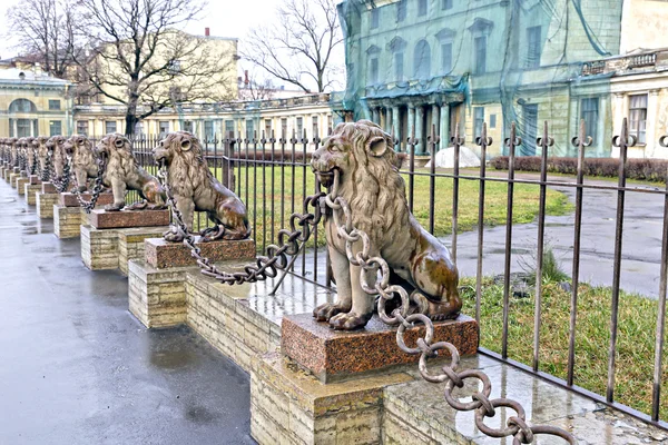 Plusieurs statues de lions de bronze le long de la clôture à Saint-Pétersbourg — Photo
