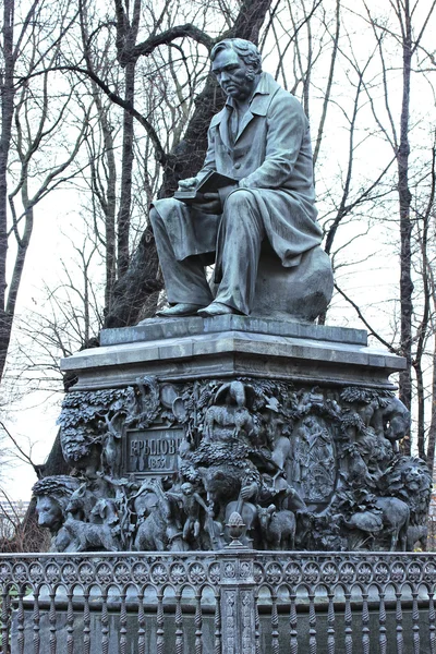 Monument to Russian fabulist Ivan Krylov — Stock Photo, Image