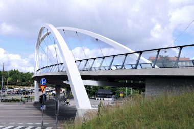 Askılı köprü Helsinki caddenin karşısında