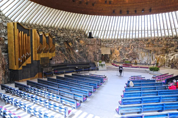 O interior da igreja na rocha (Temppeliaukio) em Helsínquia — Fotografia de Stock