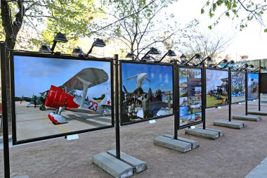 İkinci Dünya Savaşı sırasında askeri eski fotoğrafları ile standları 