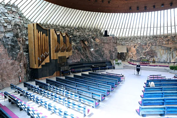 ヘルシンキの岩 (テンペリアウキオ) の教会の内部 — ストック写真