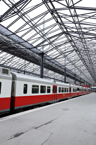 Der elektrische Zug hielt am Pavillon Central Station in — Stockfoto