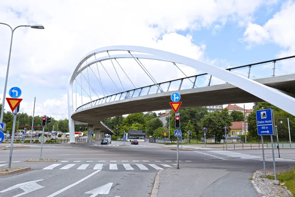Zavěšený most přes ulici v Helsinkách — Stock fotografie