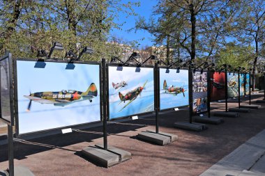 İkinci Dünya Savaşı sırasında askeri eski fotoğrafları ile standları 