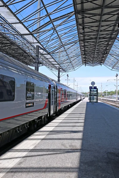 Le train électrique s'est arrêté à la gare Pavillon — Photo